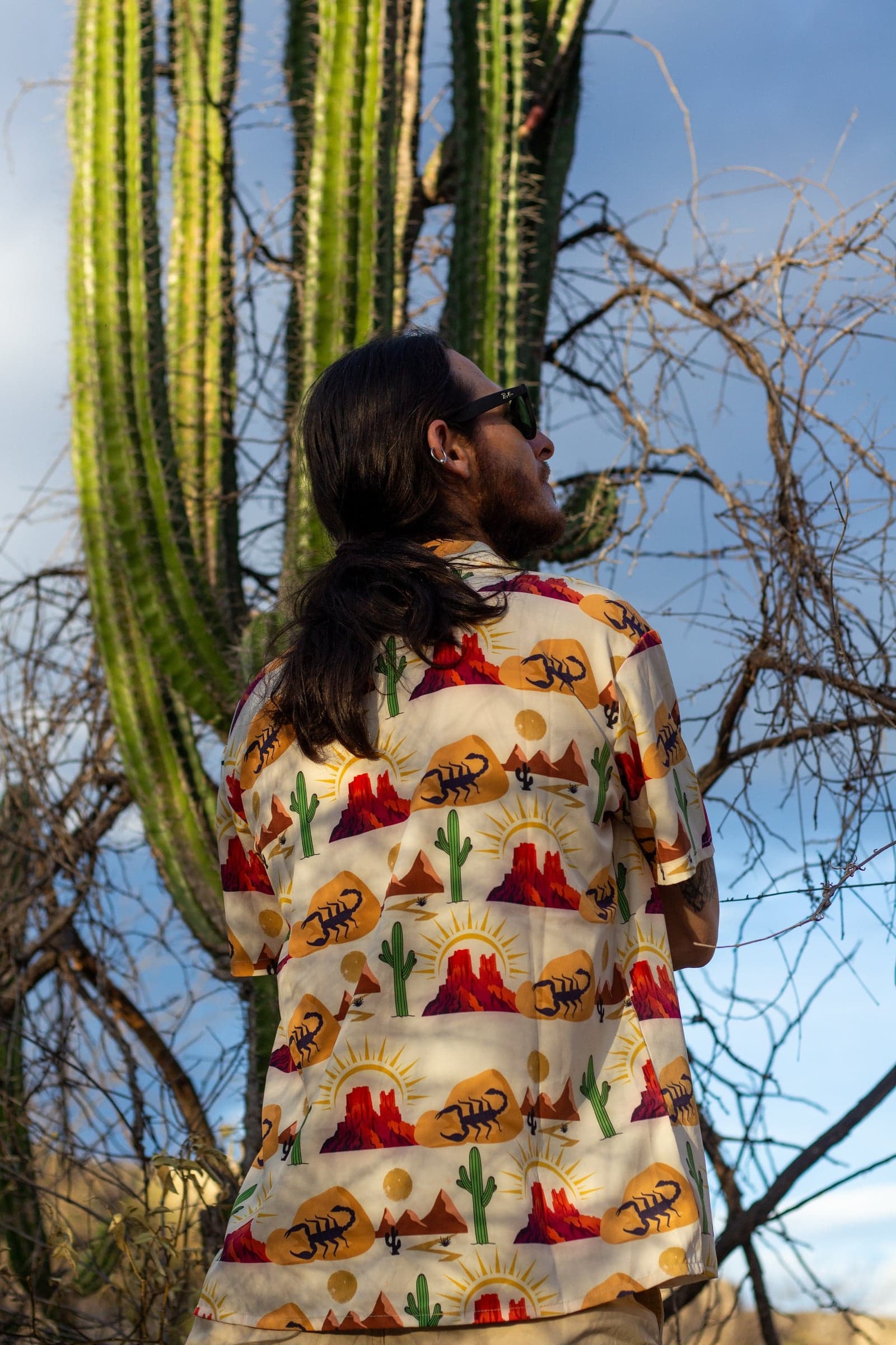 Camisa con estampado de fauna y vegetación del bosque seco tropical — foto 2 de 4