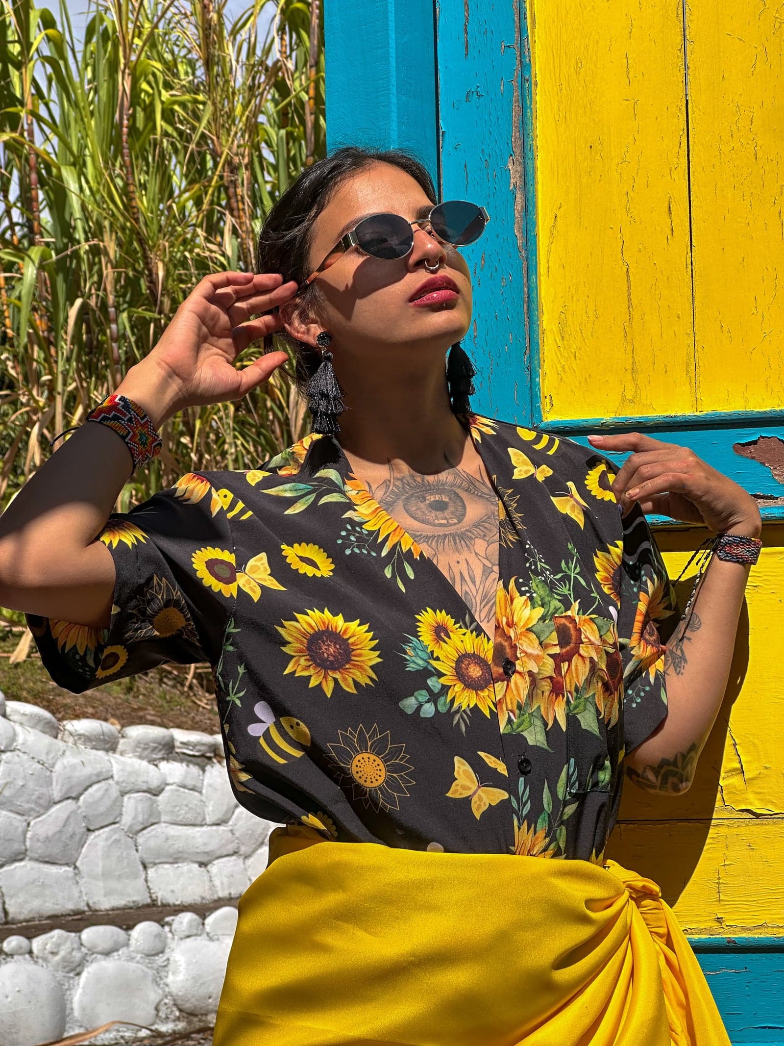 Camisa con estampado de girasoles sobre fondo oscuro — foto 2 de 4