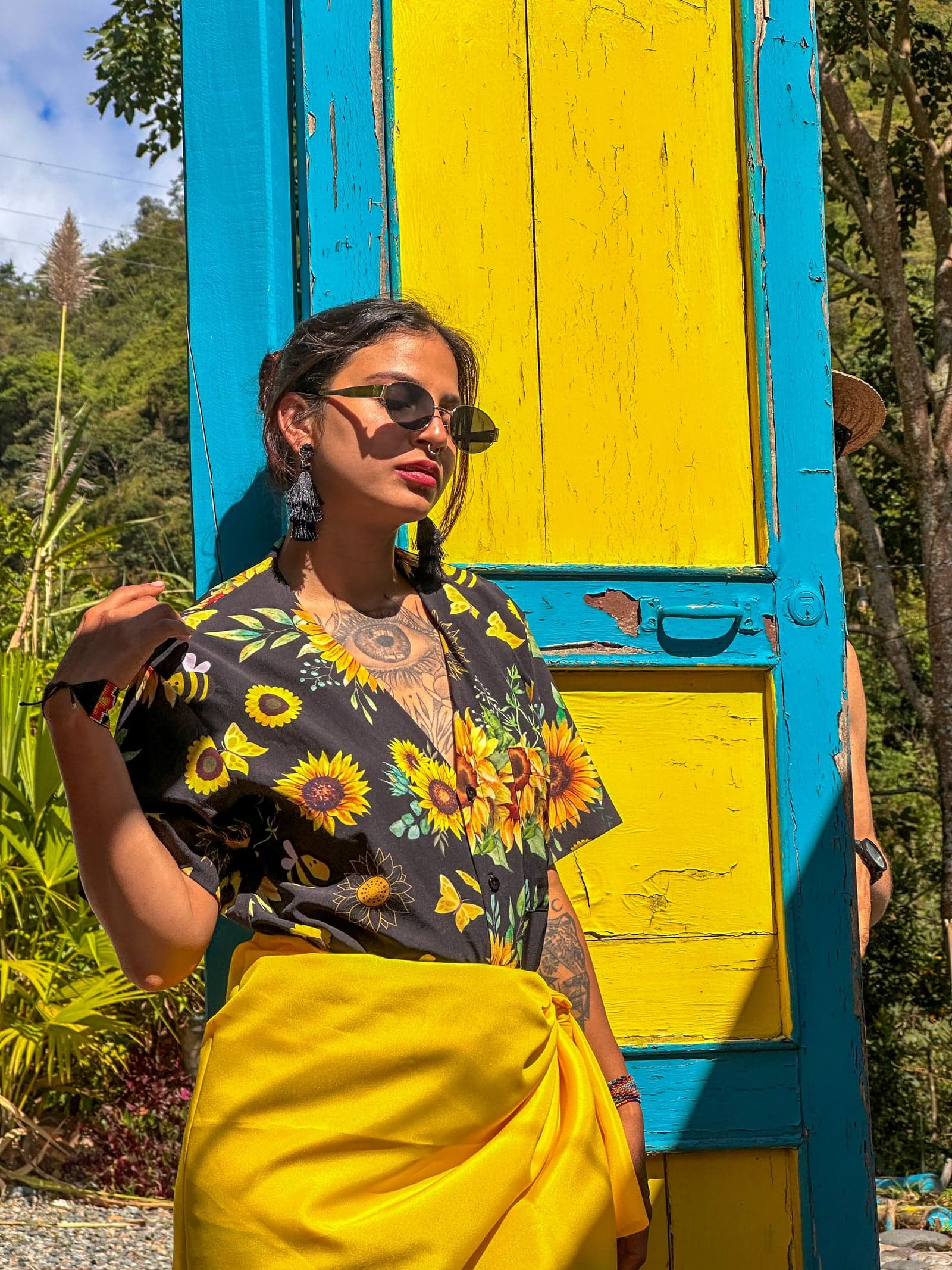 Camisa con estampado de girasoles sobre fondo oscuro — foto 3 de 4