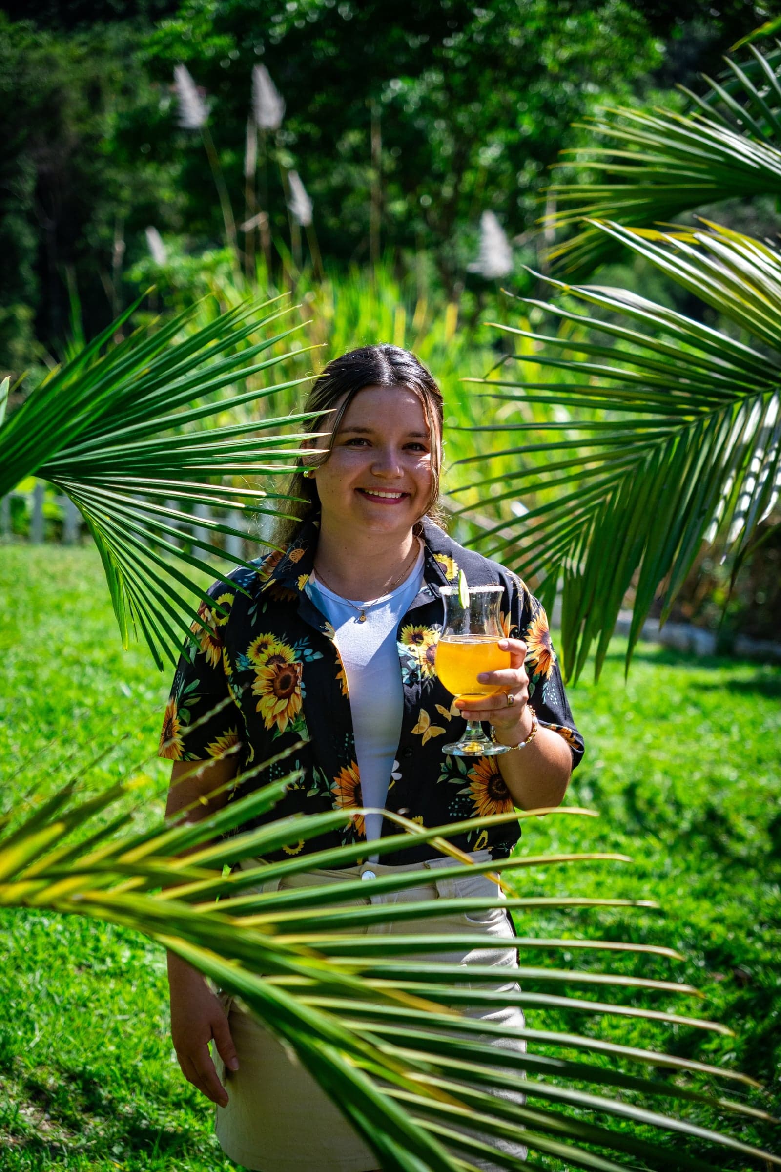Camisa con estampado de girasoles sobre fondo oscuro — foto 4 de 4