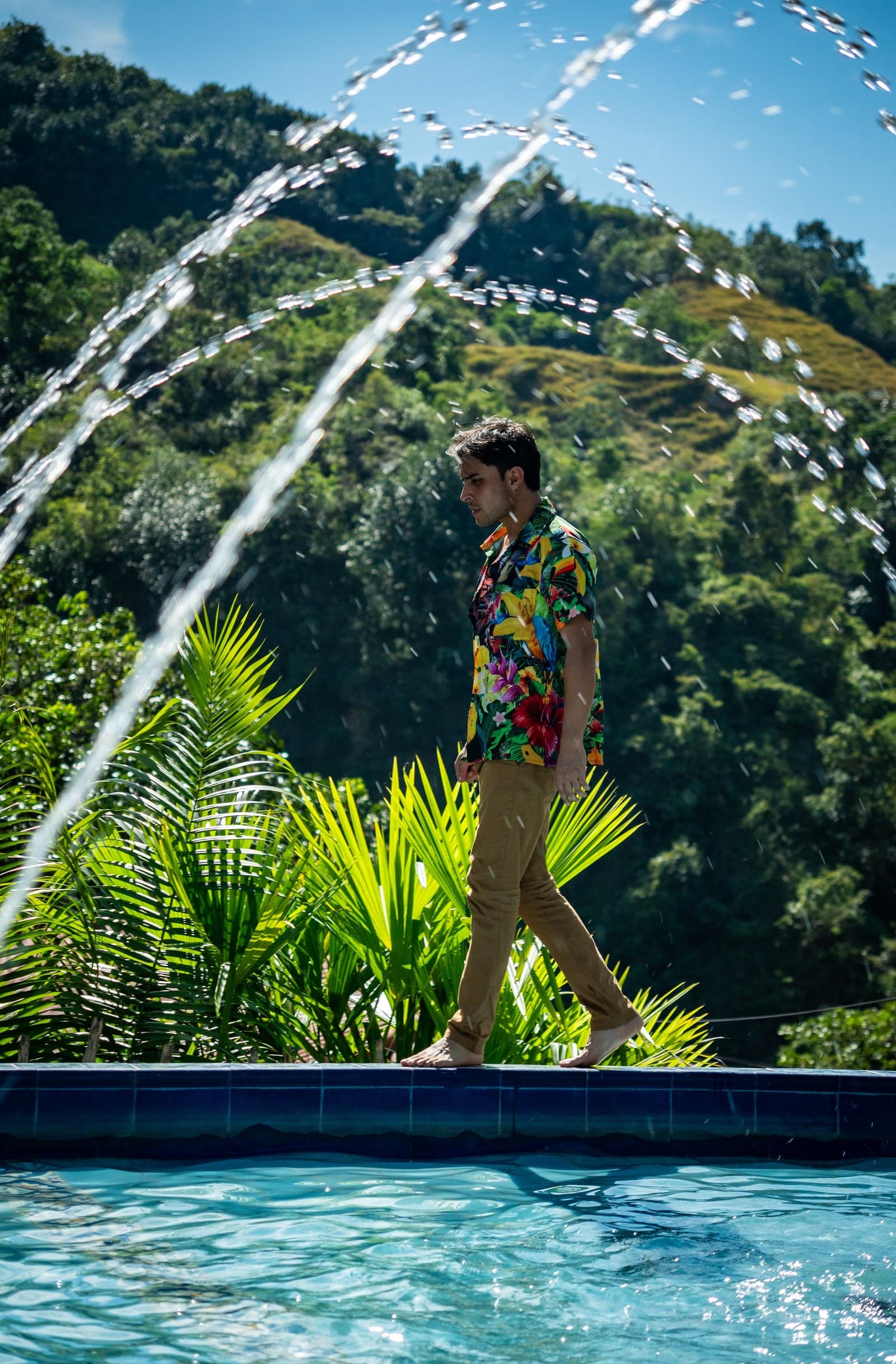 Camisa hombre con estampado Nuestra Tierra inspirado en los paisajes andinos