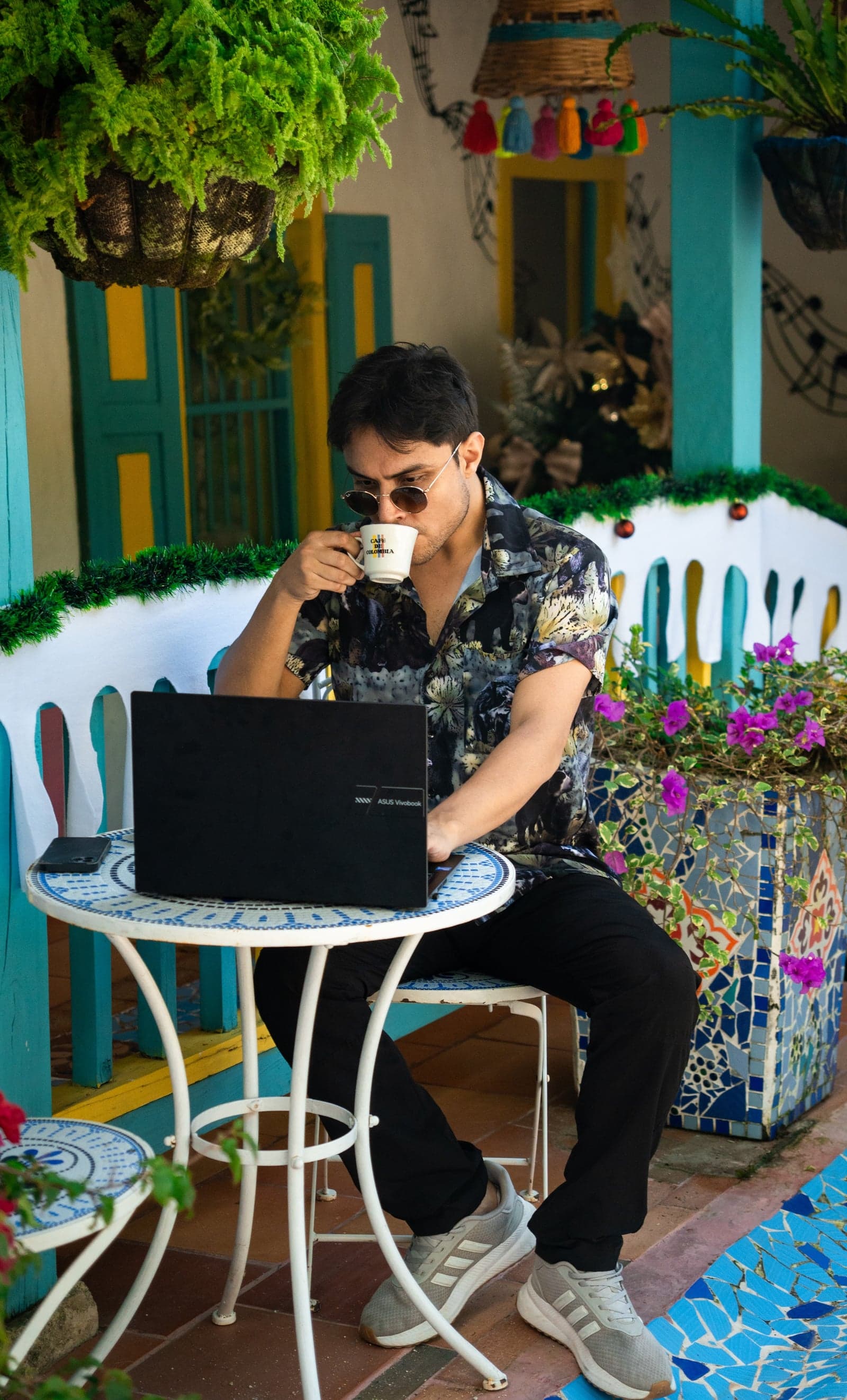 Camisa con estampado de flora y fauna del páramo colombiano — foto 4 de 5