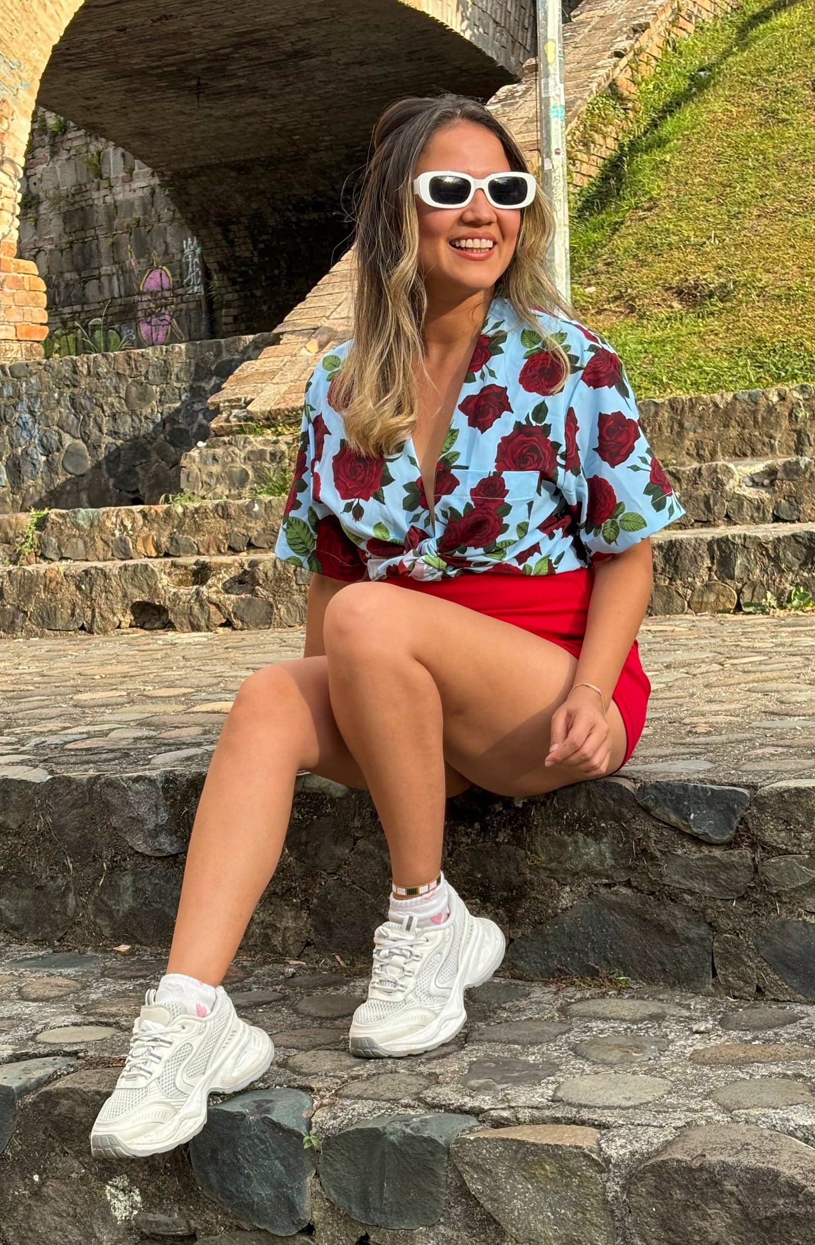 Camisa con estampado floral en tonos carmesí