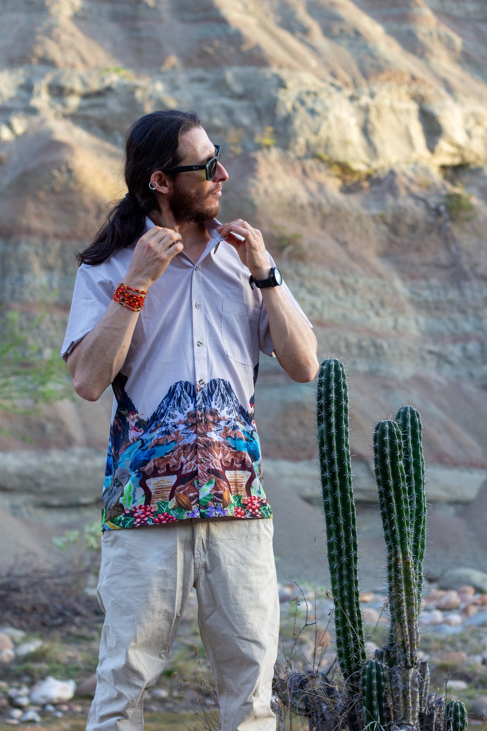Camisa con estampado inspirado en los pueblos y desiertos colombianos — foto 3 de 4