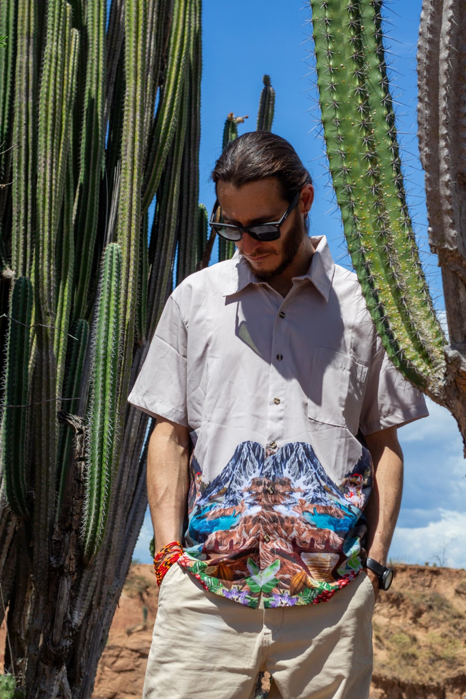 Camisa con estampado inspirado en los pueblos y desiertos colombianos — foto 4 de 4