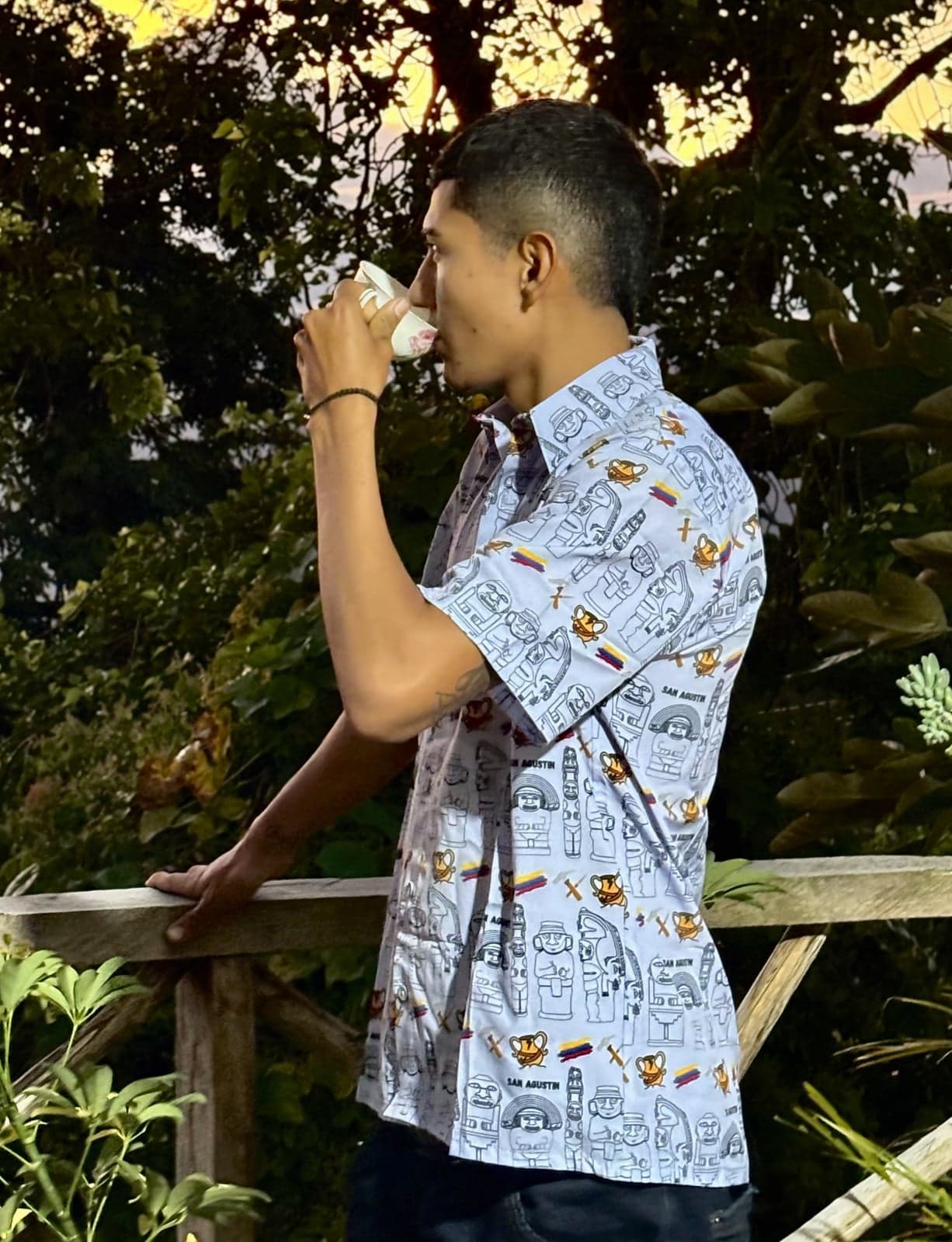 Camisa hombre con estampado de estatuas de San Agustín y motivos indígenas colombianos — foto 4 de 5