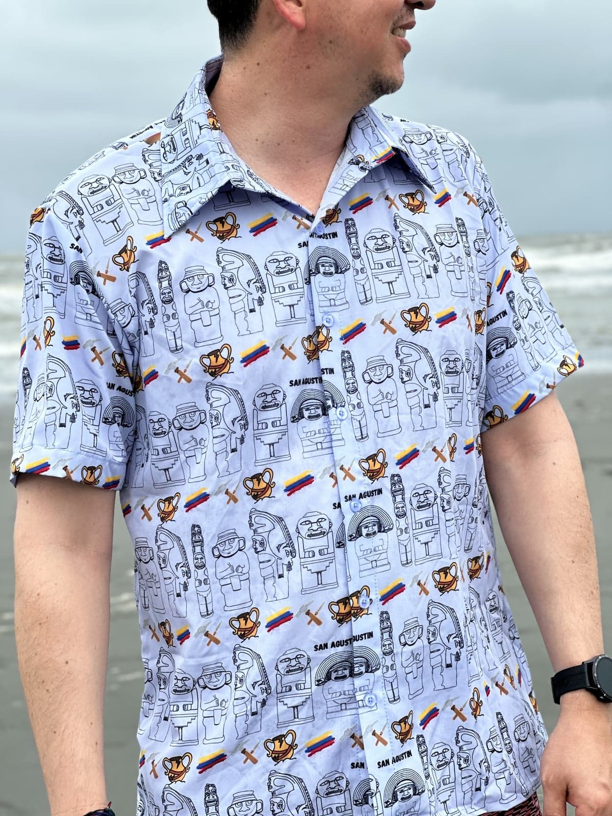 Camisa hombre con estampado de estatuas de San Agustín y motivos indígenas colombianos — foto 5 de 5