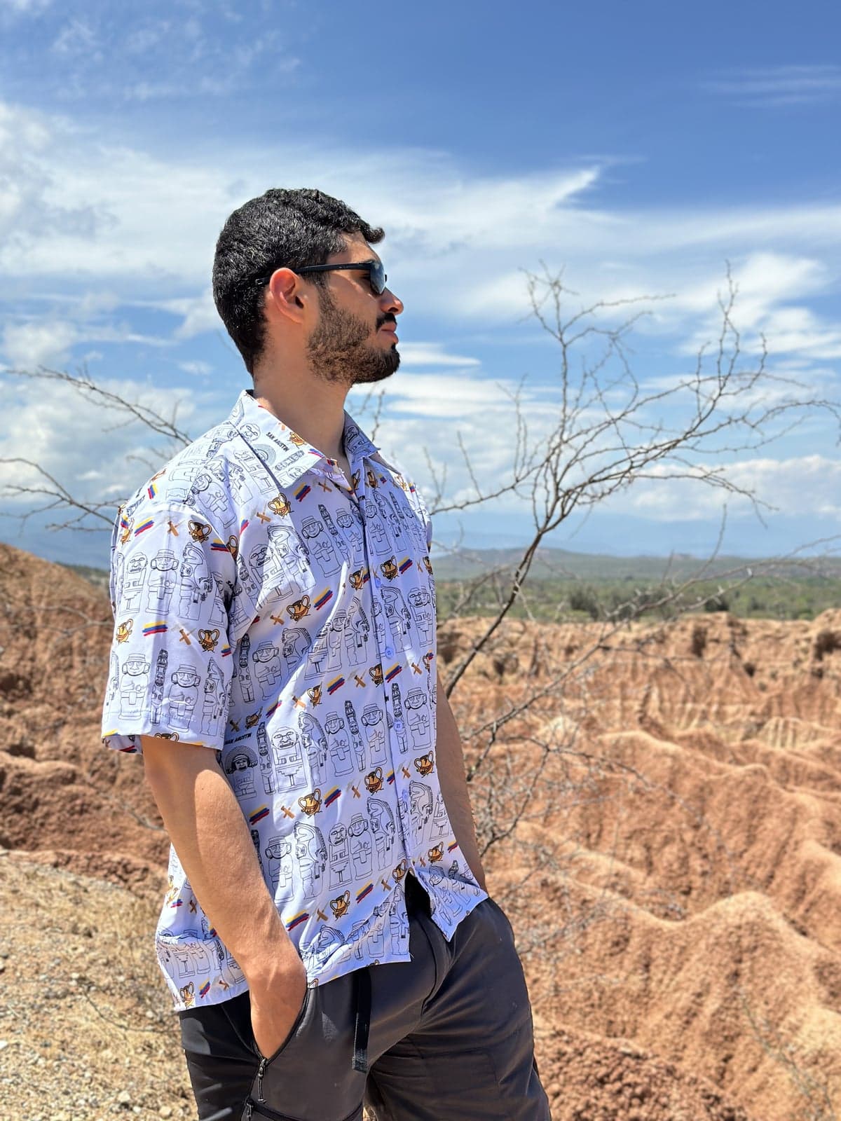 Camisa hombre con estampado de estatuas de San Agustín y motivos indígenas colombianos