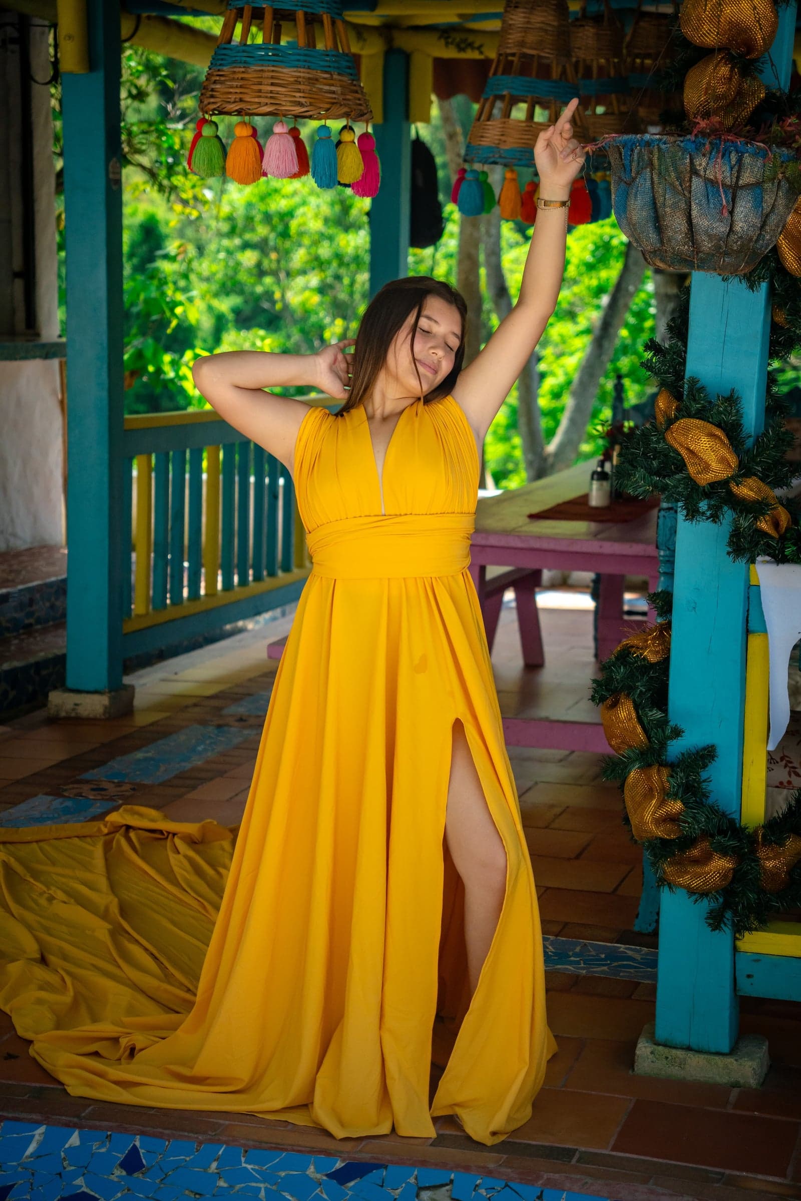 Vestido Cola Imperial en amarillo vibrante — foto 2 de 3