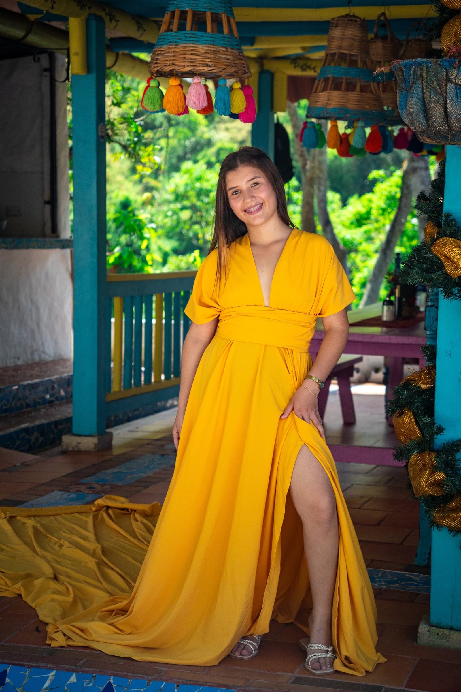 Vestido Cola Imperial en amarillo vibrante — foto 3 de 3