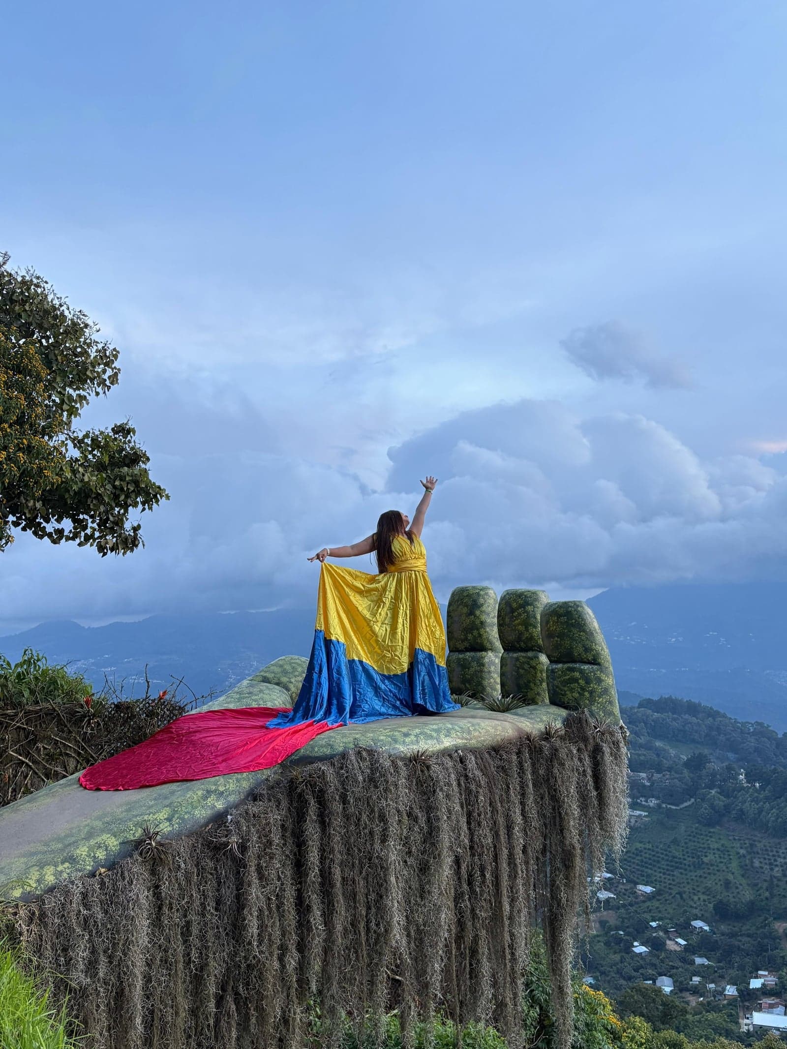 Vestido Cola Imperial en colores de la bandera de Colombia — foto 2 de 4