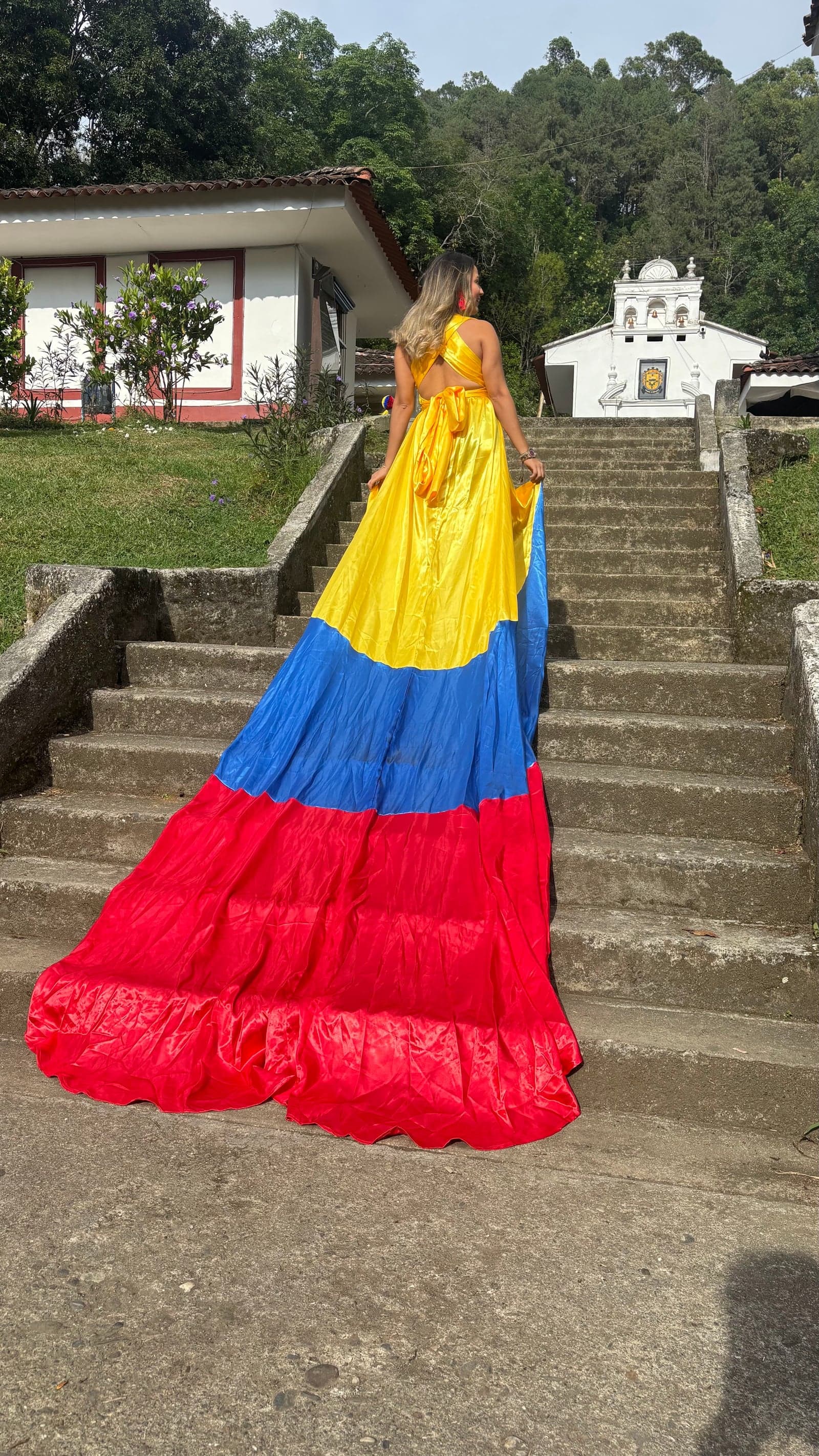 Vestido Cola Imperial en colores de la bandera de Colombia — foto 3 de 4
