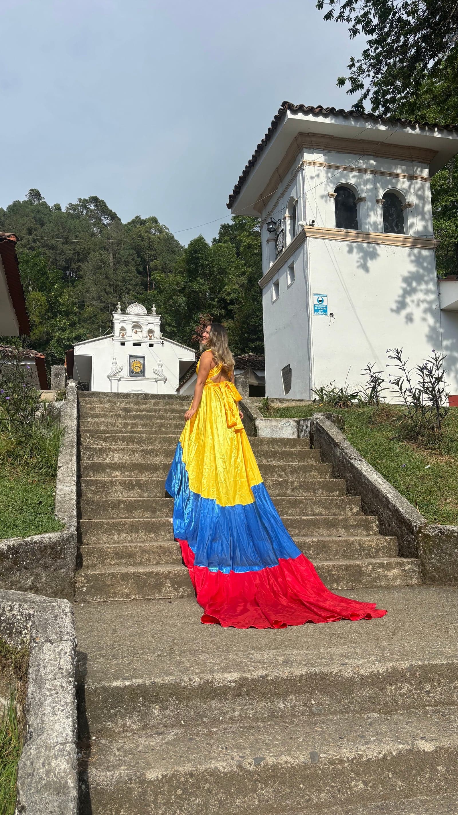 Vestido Cola Imperial en colores de la bandera de Colombia — foto 4 de 4