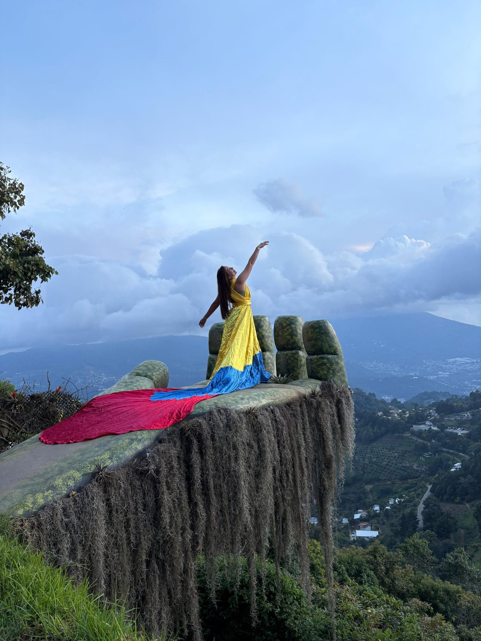 Vestido Cola Imperial en colores de la bandera de Colombia