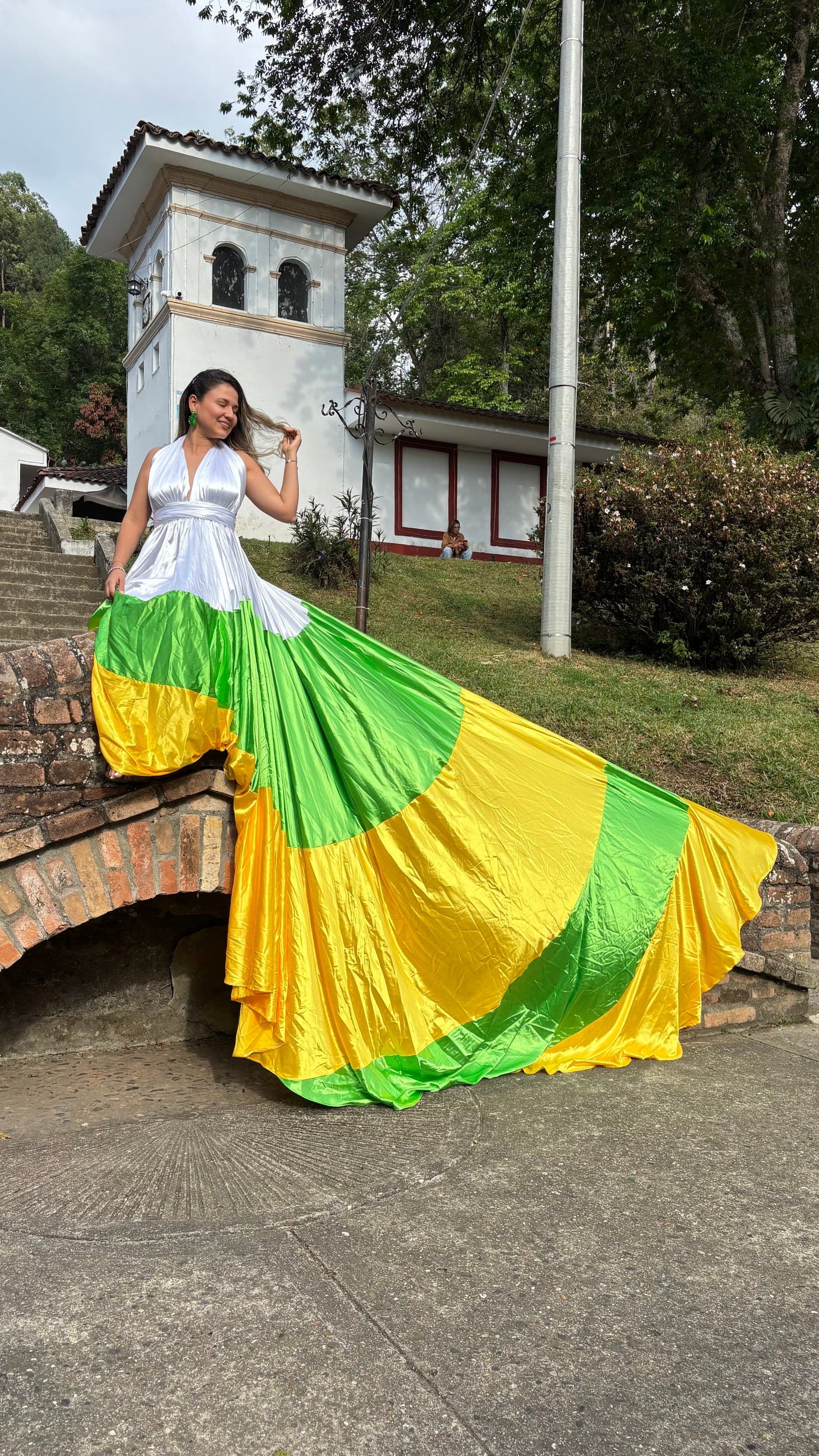 Vestido Cola Imperial en colores de la bandera del Huila — foto 2 de 4