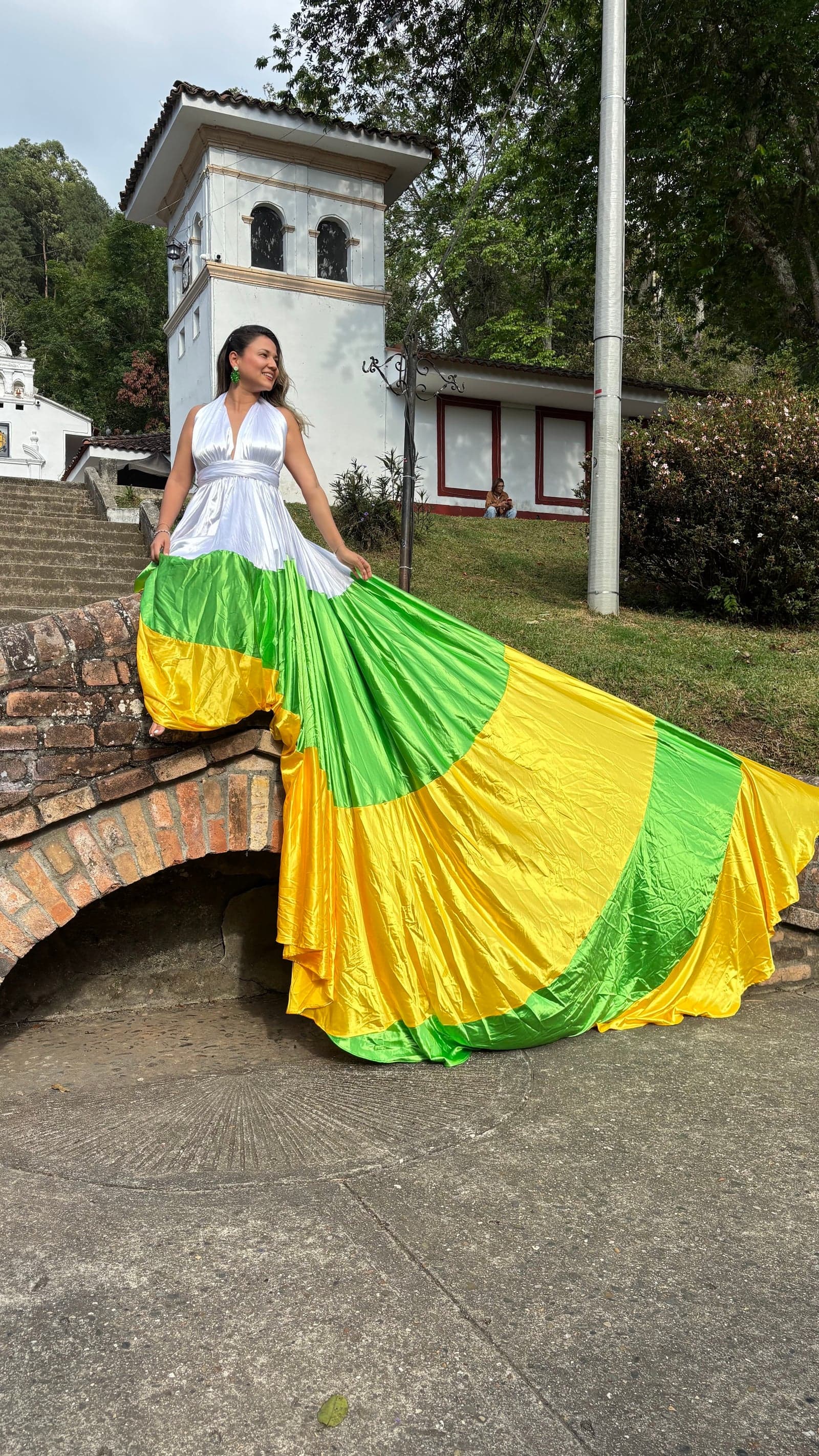 Vestido Cola Imperial en colores de la bandera del Huila — foto 3 de 4