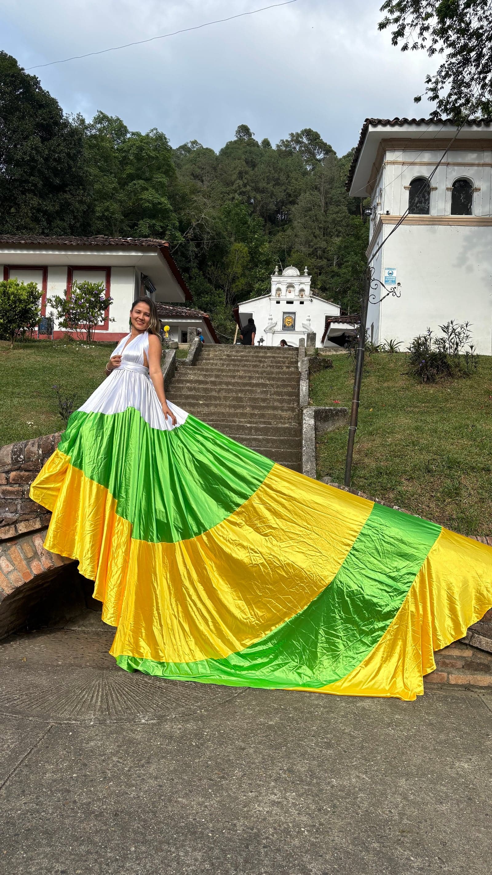 Vestido Cola Imperial en colores de la bandera del Huila — foto 4 de 4