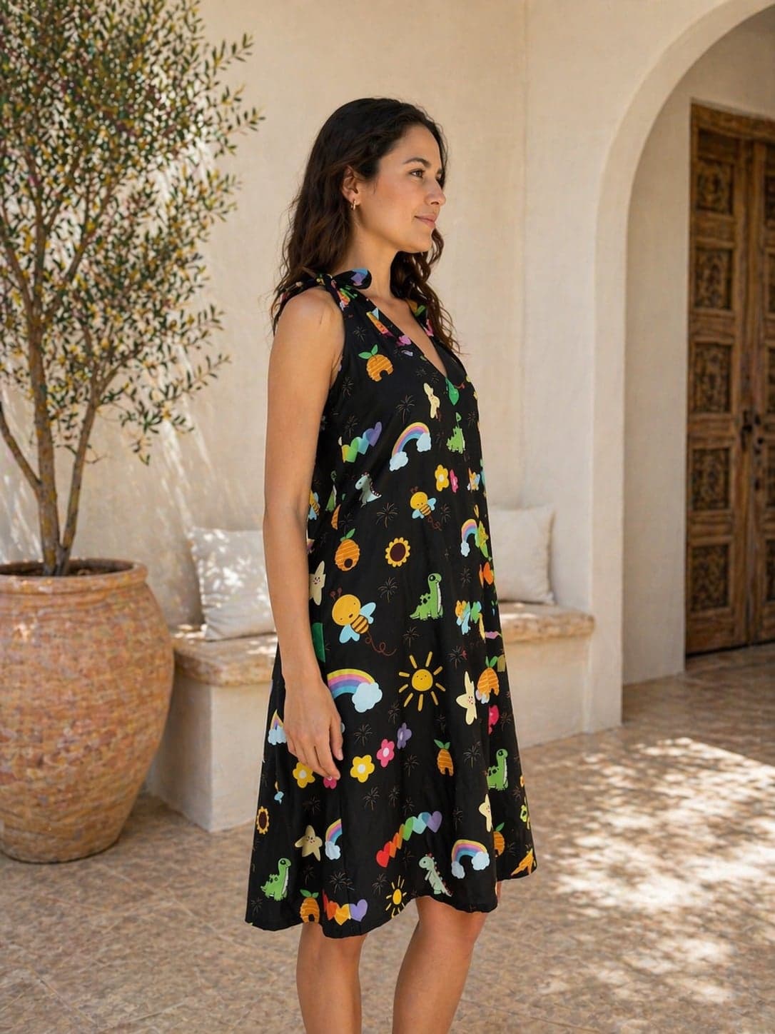 Vestido midi negro con estampado de motivos infantiles alegres — foto 2 de 3
